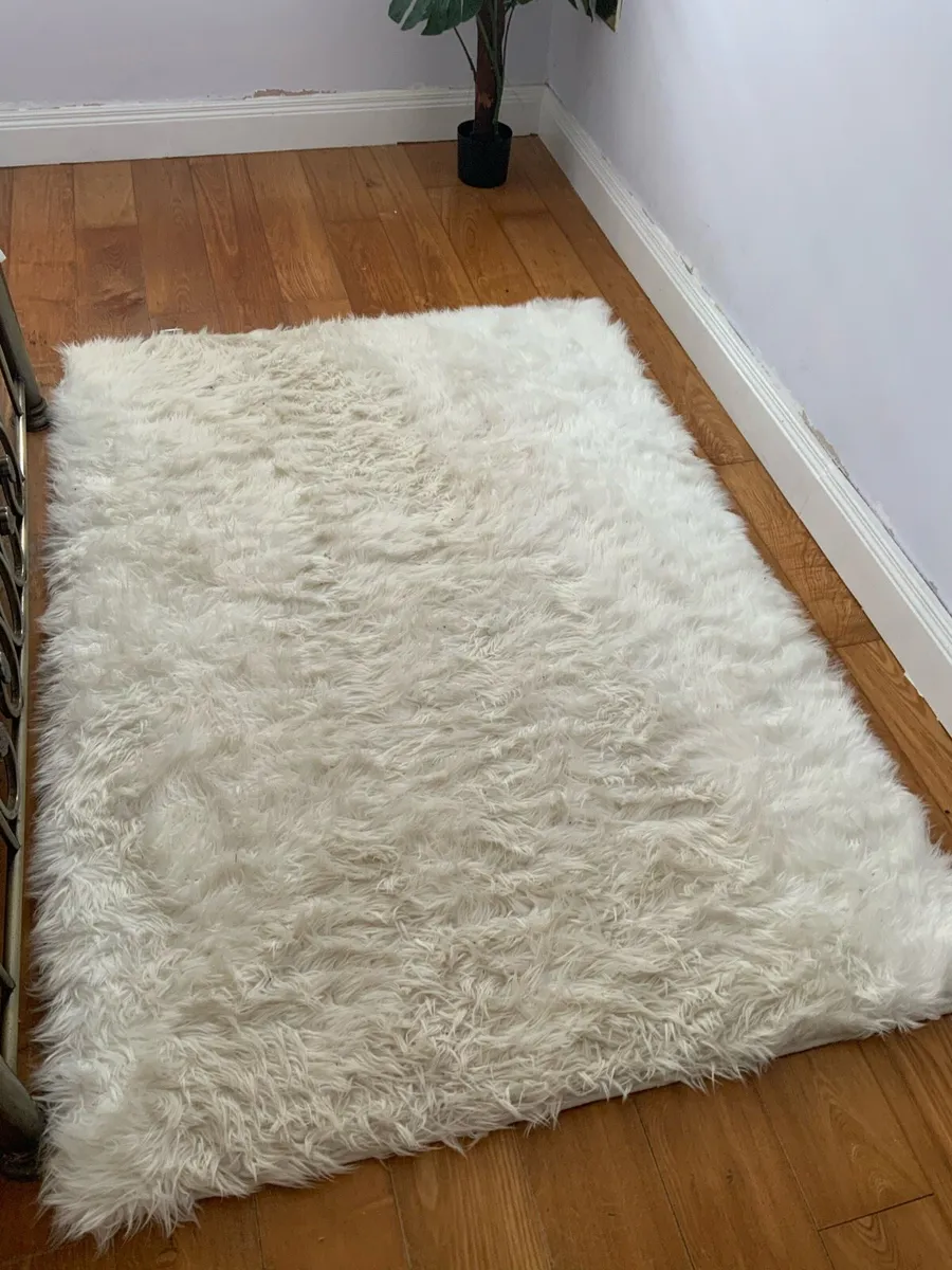 Shaggy cream fluff rug - Image 1