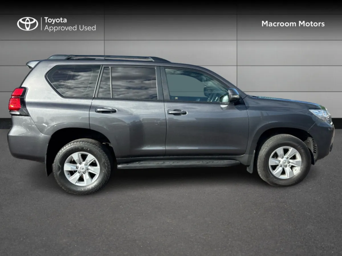 Toyota Land Cruiser 2.8 UTILITY VX 5DR - Image 3