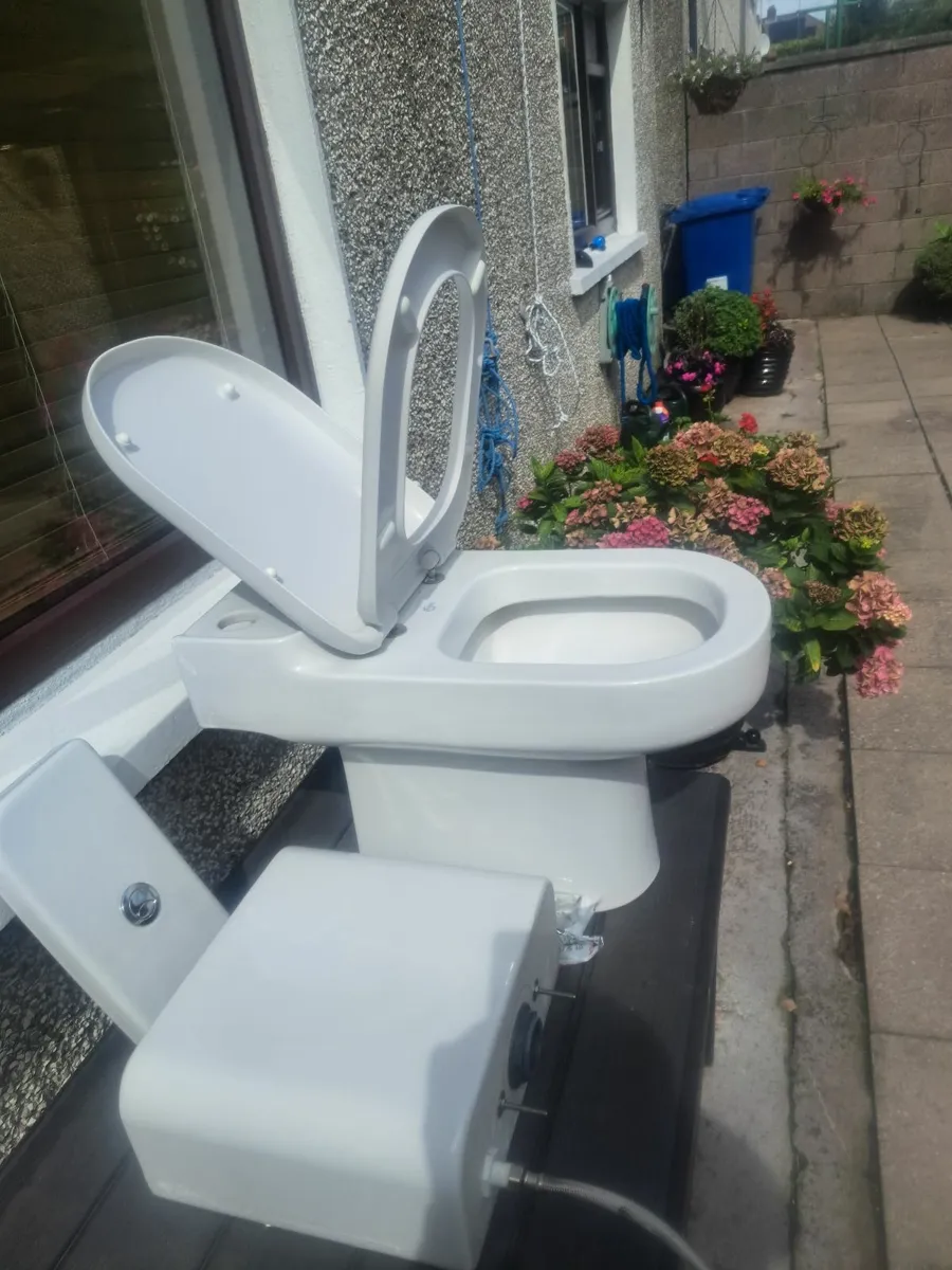 Toilet with cistern - Image 1