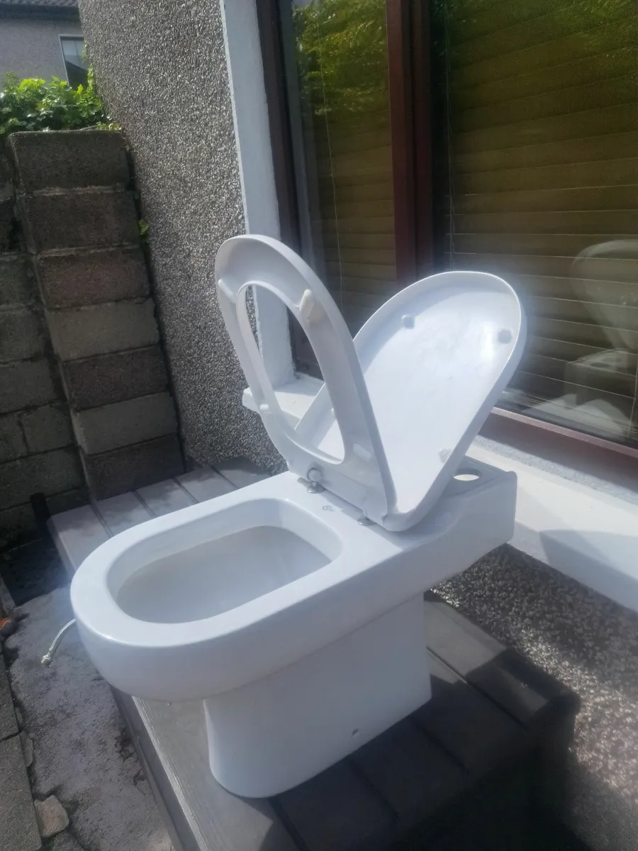 Toilet with cistern - Image 2