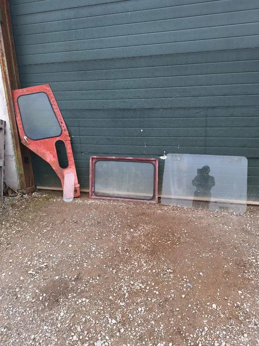 Leyland  glass,side window - Image 1