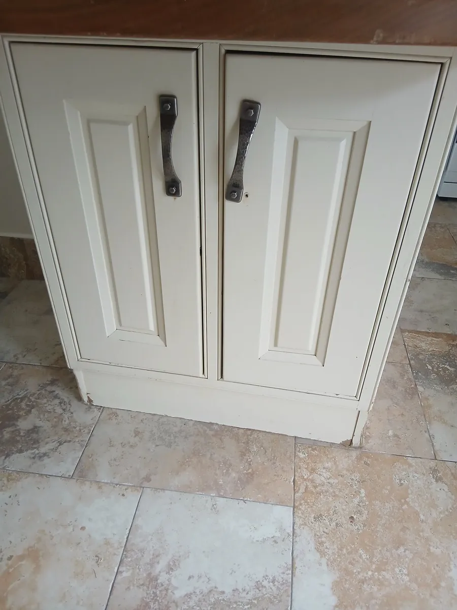 Kitchen island - Image 1