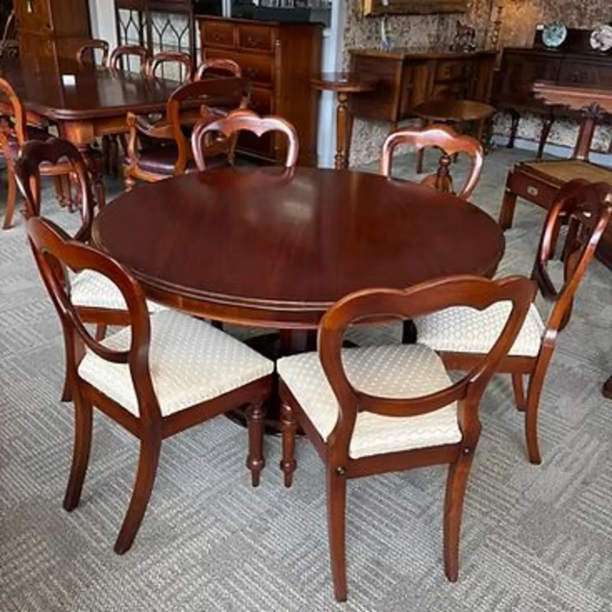 William VI mahogany round dining table & 6 chairs