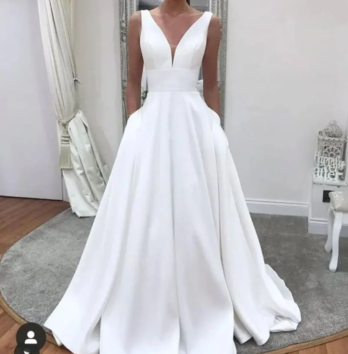 Wedding dress never worn unaltered - Image 1