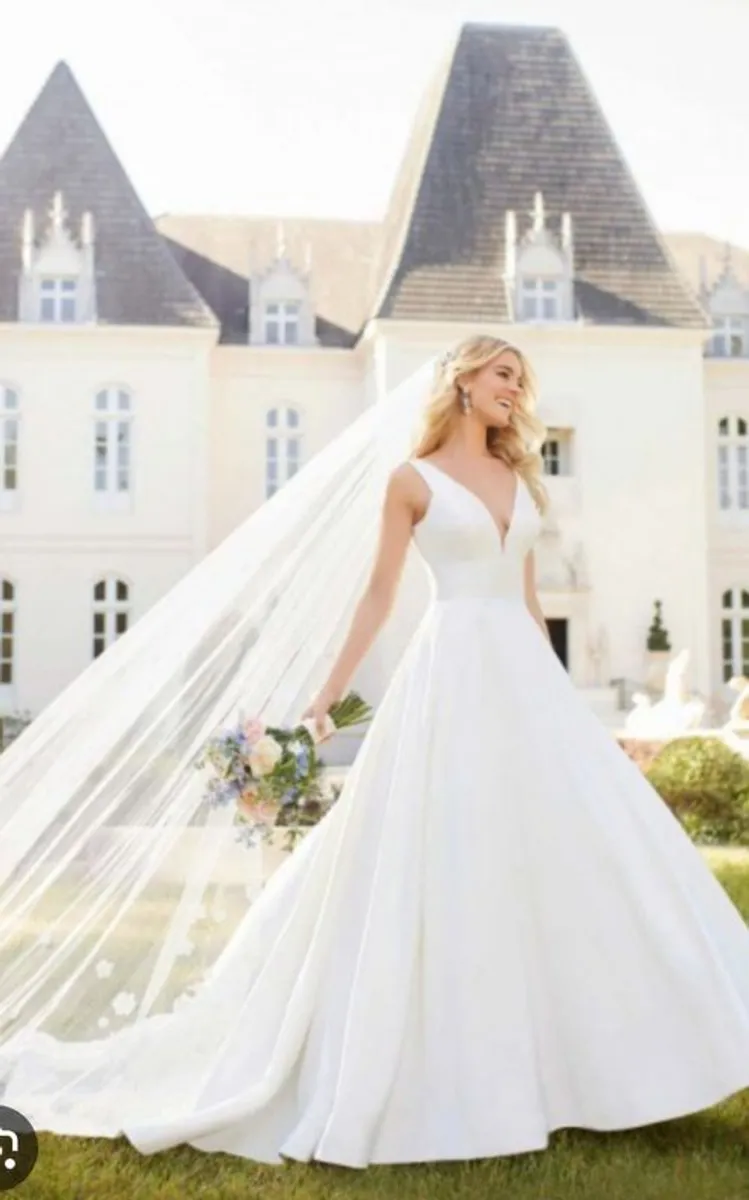 Wedding dress never worn unaltered - Image 2