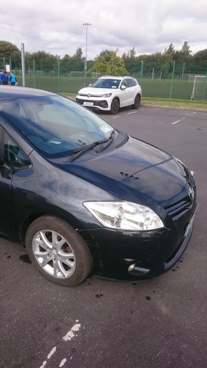 2012 black toyato auris - Image 1
