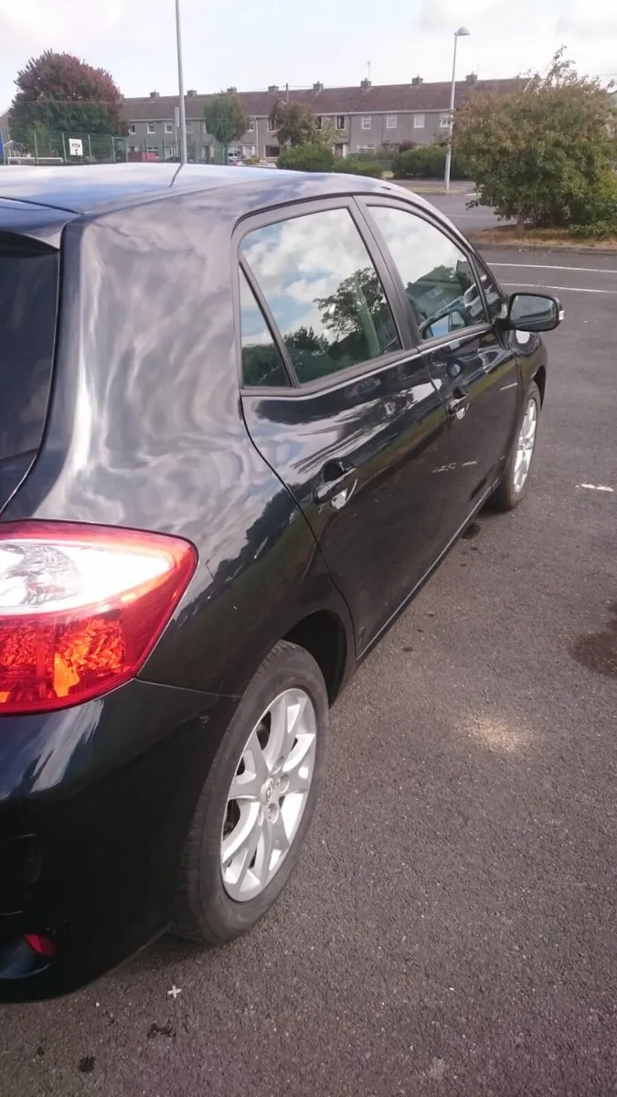 2012 black toyato auris - Image 2