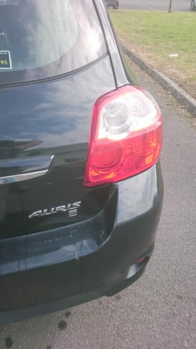 2012 black toyato auris - Image 3