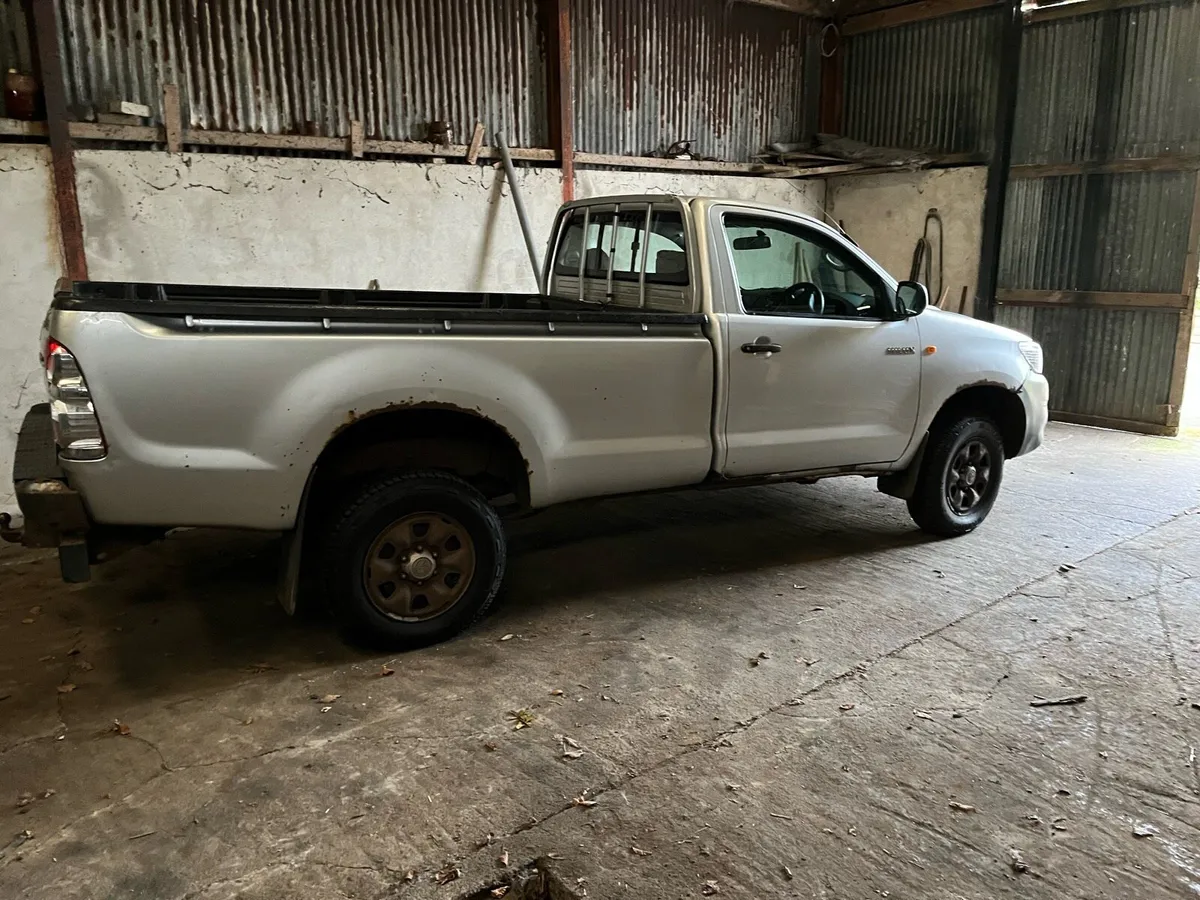 Toyota Hilux single cab - Image 2