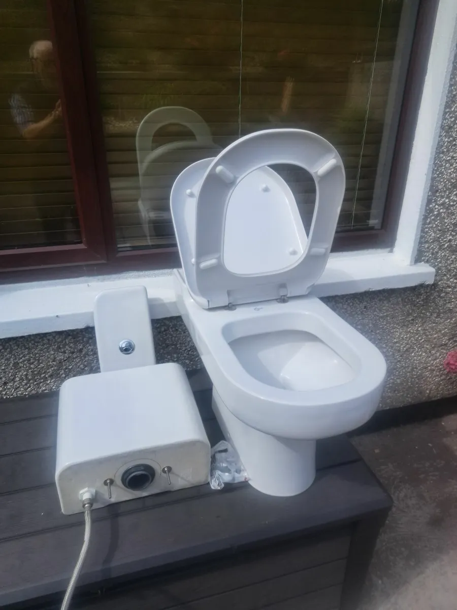 Toilet with cistern - Image 4