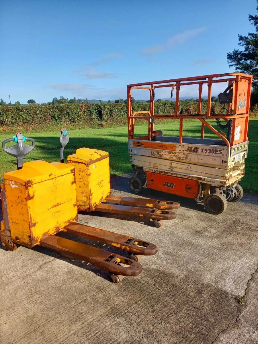 Scissor lift and pallet trucks - Image 1