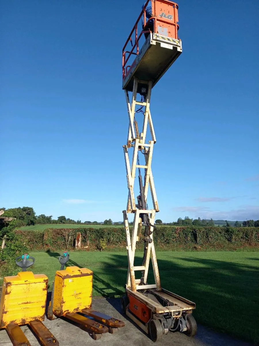 Scissor lift and pallet trucks - Image 2