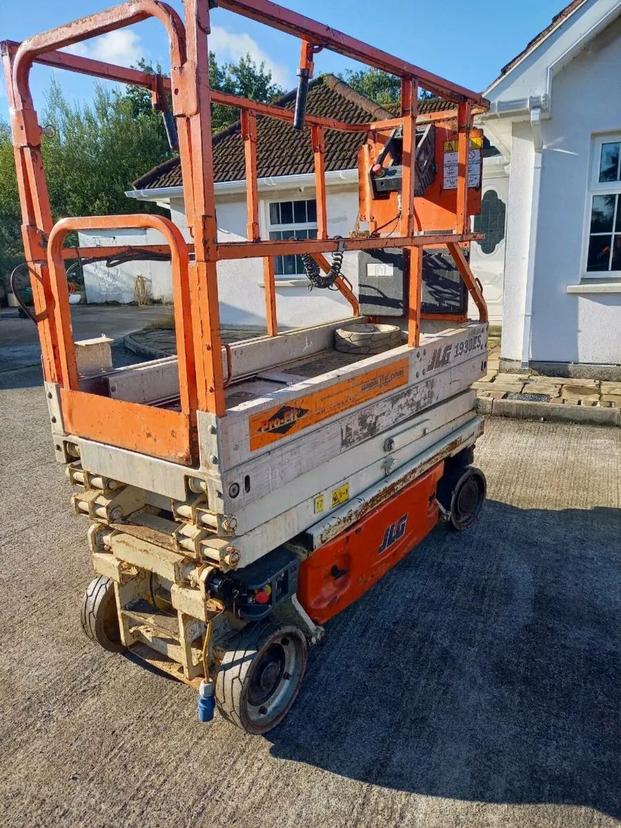 Scissor lift and pallet trucks - Image 3