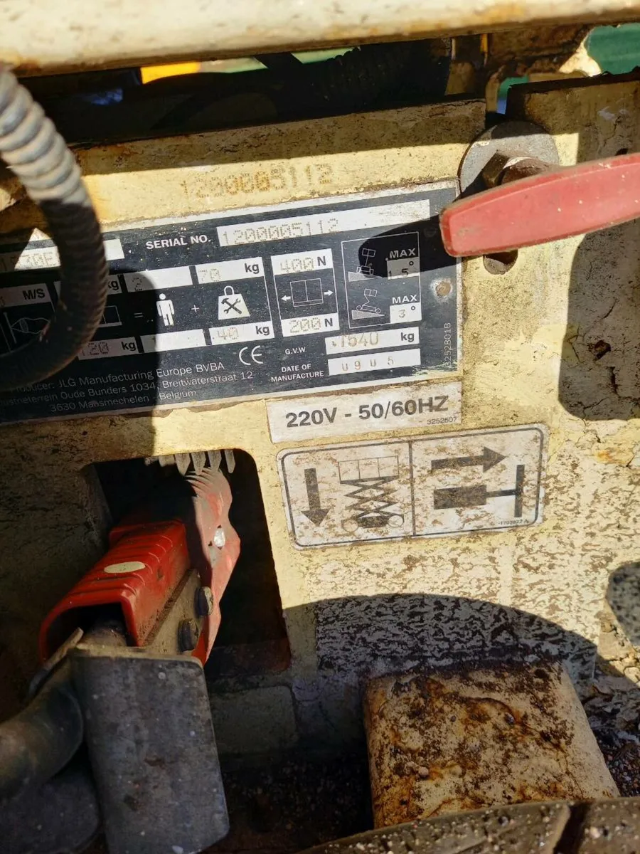 Scissor lift and pallet trucks - Image 4