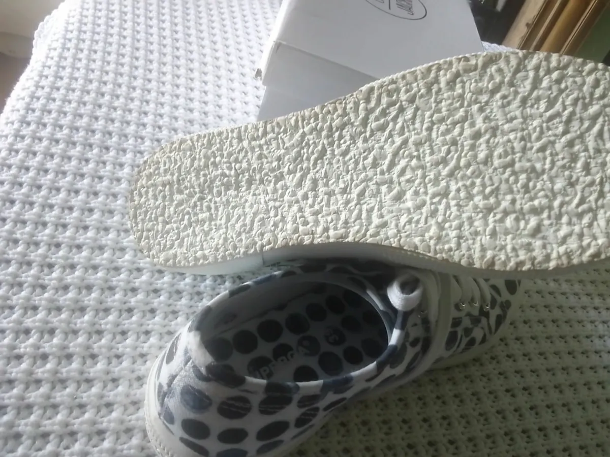 SUPERDRY NAVY & WHITE CANVAS  RUNNERS 6 NEW - Image 3
