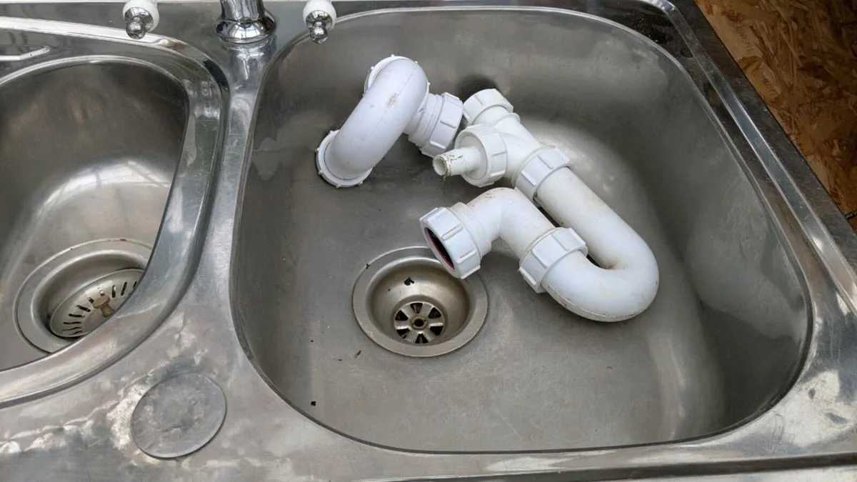 Sink and fittings - Image 3