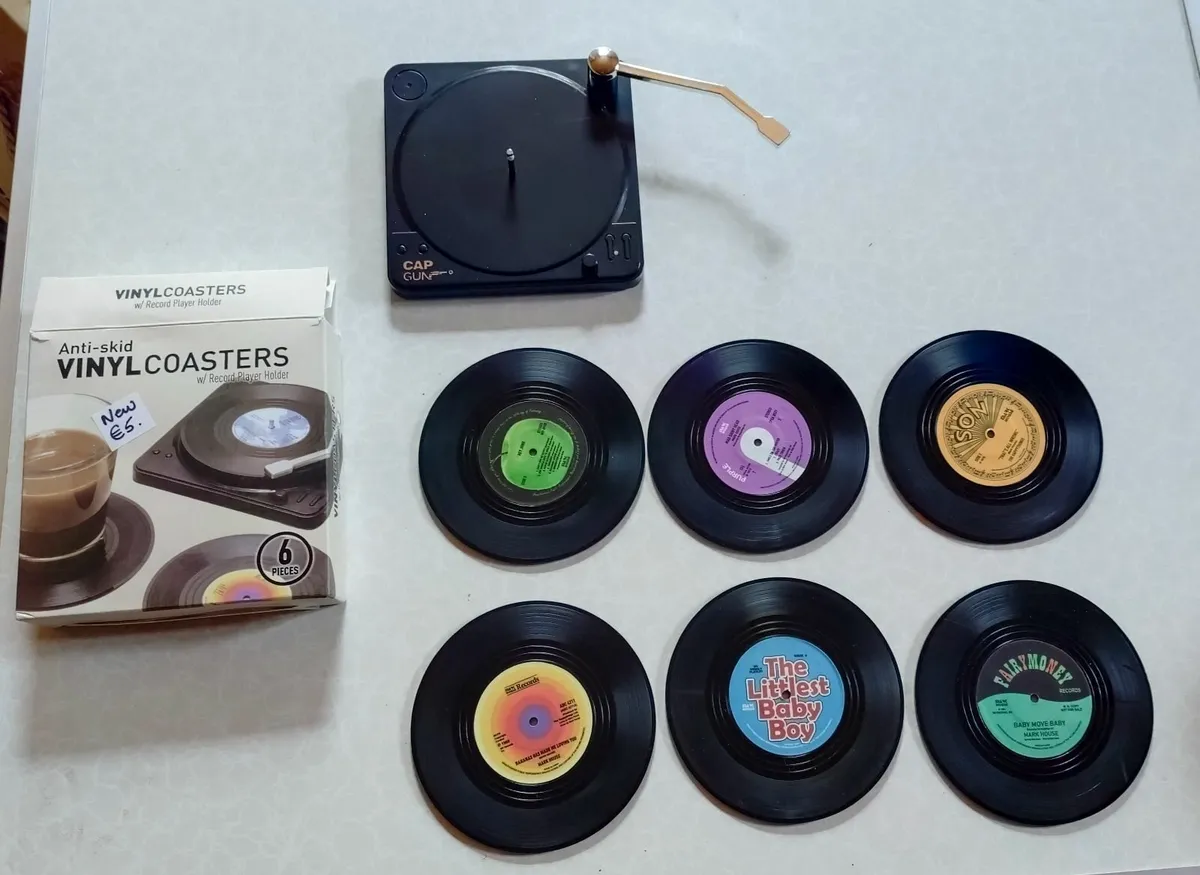 6 VINYL COASTERS WITH PLASTIC RECORD PLAYER (NEW). - Image 1