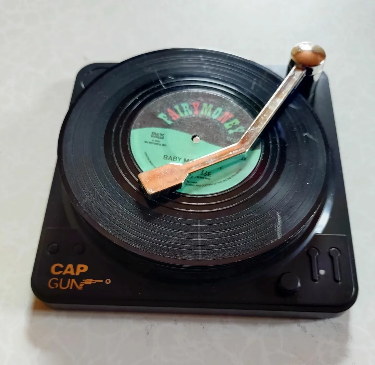 6 VINYL COASTERS WITH PLASTIC RECORD PLAYER (NEW). - Image 2
