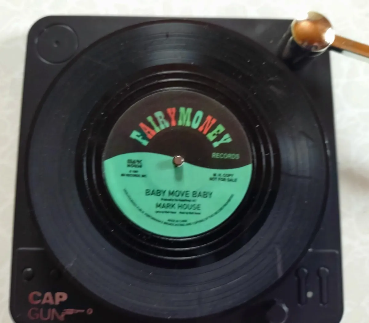 6 VINYL COASTERS WITH PLASTIC RECORD PLAYER (NEW). - Image 4
