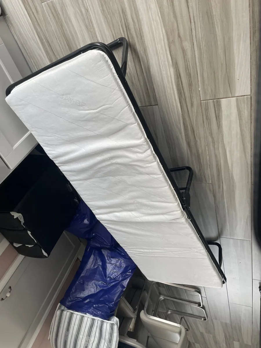 Folding camp beds - Image 1