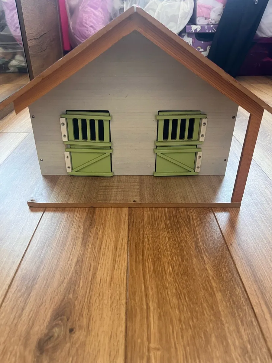 Horse stable - Image 2