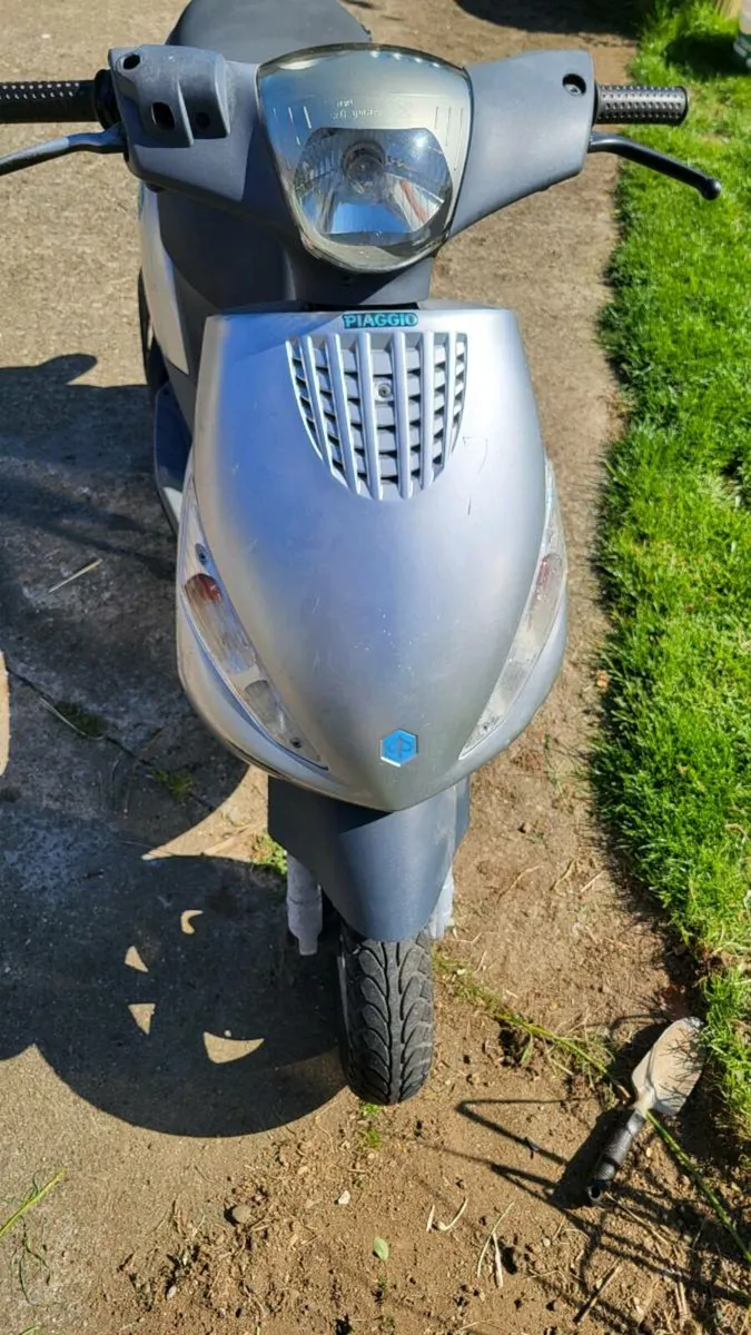 50cc Piaggio moped - Image 2
