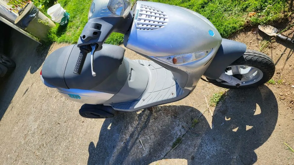 50cc Piaggio moped - Image 3