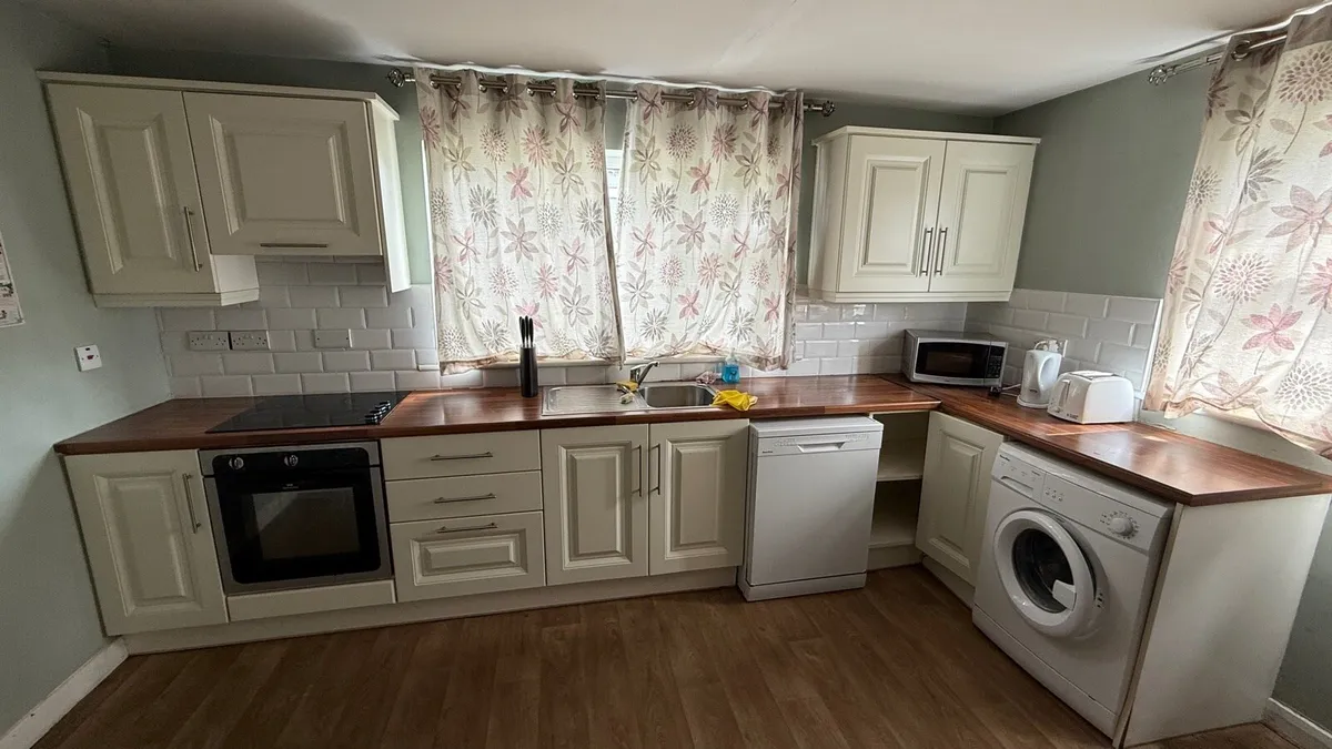 Kitchen Units and appliances - Image 1