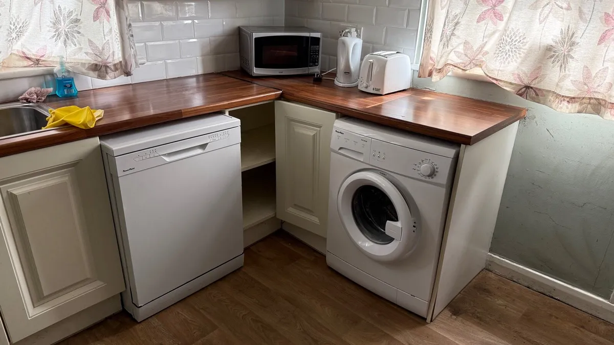 Kitchen Units and appliances - Image 2