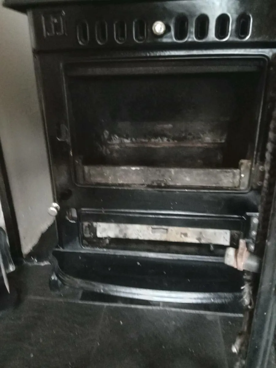 Great condition Stove heats 10-12 Radiators - Image 3