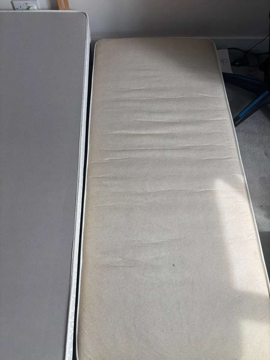 Single bed base with extra mattress - Image 1