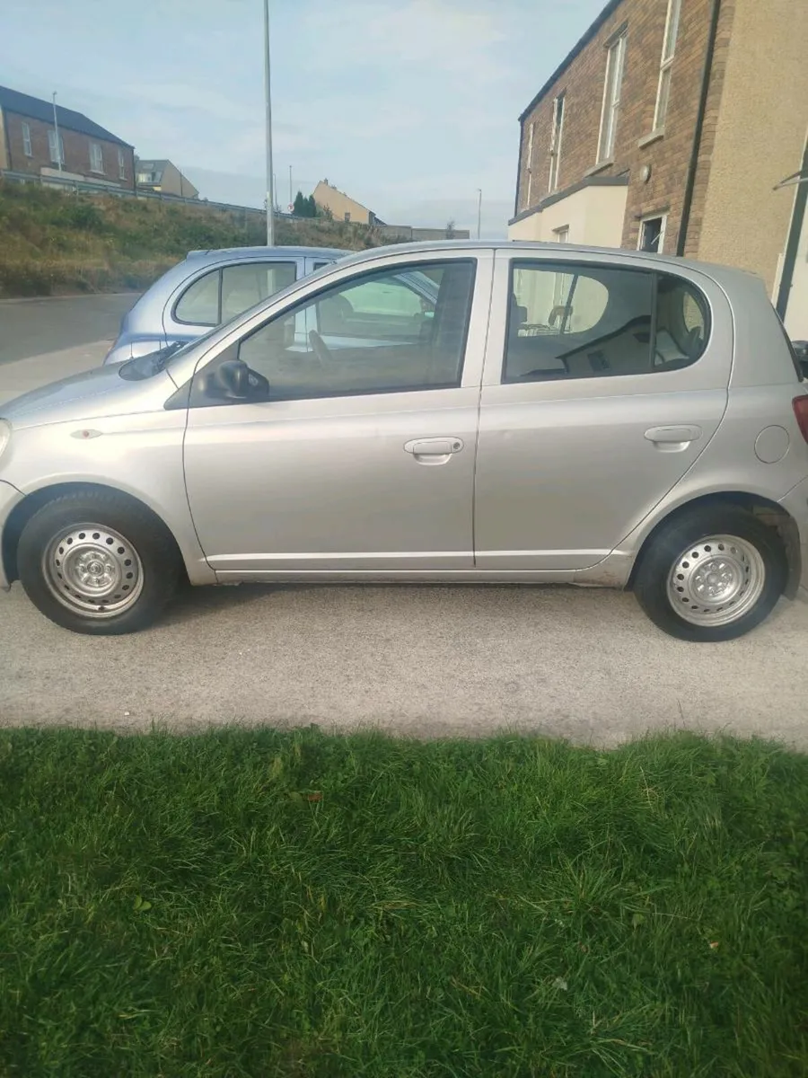 04 Toyota Yaris - Image 2