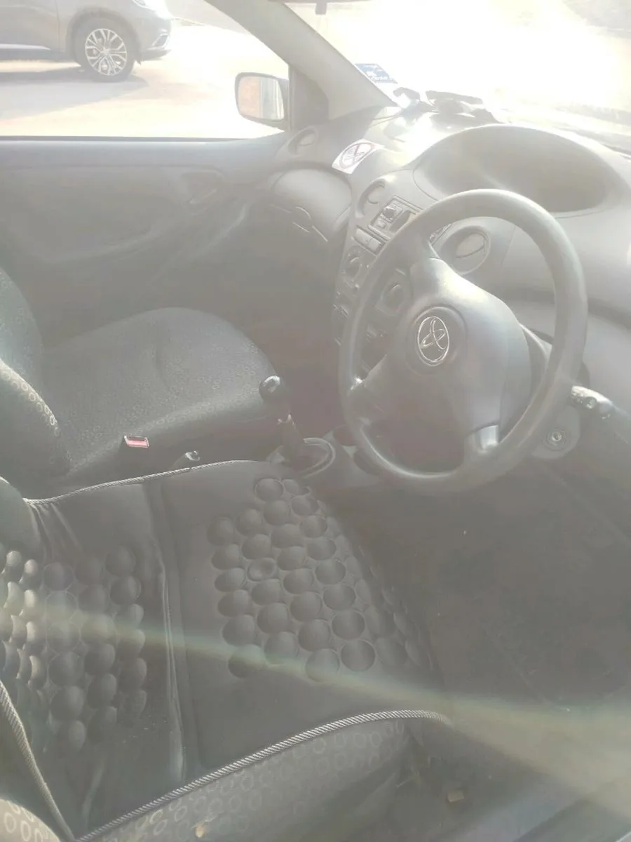 04 Toyota Yaris - Image 3