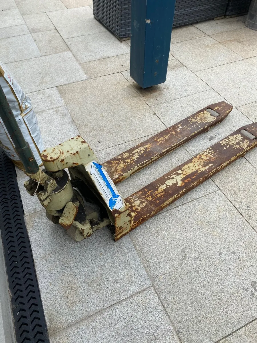 Pallet jack - Image 1