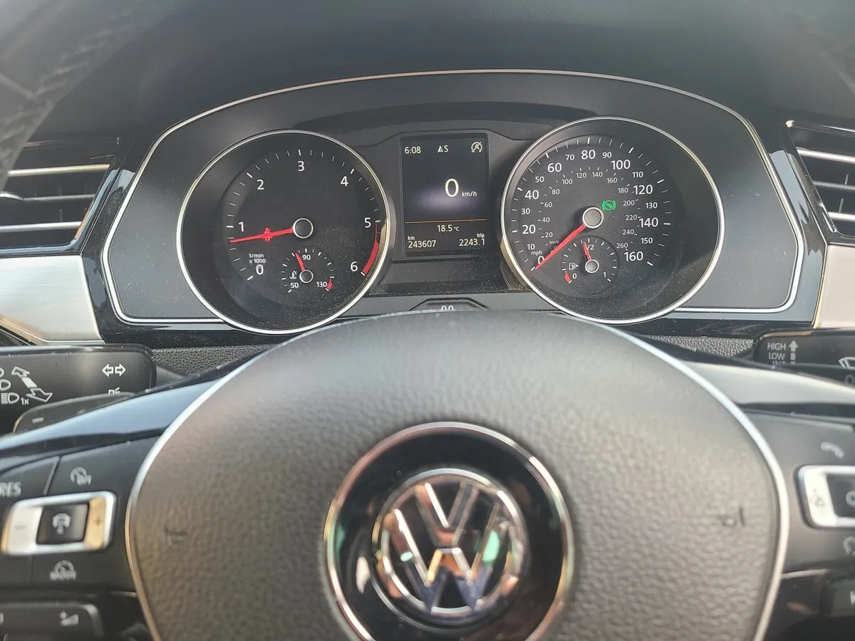 Volkswagen Passat 2015 - Image 2