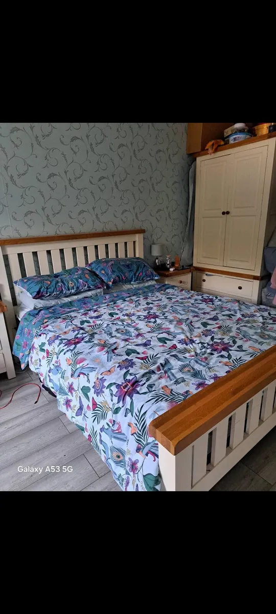 King size bed - Image 1