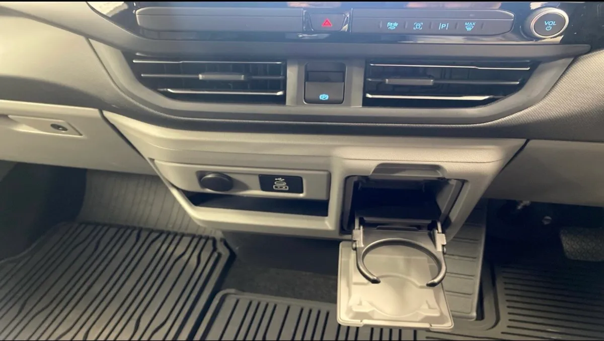 Ford Tourneo Plug In Hybrid 2.5 8 Seater High Spec - Image 4