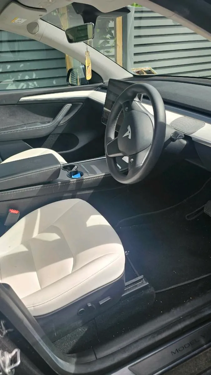 Car - Image 3