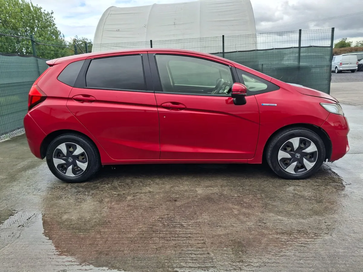 2016 Honda Fit Automatic very light damage - Image 4