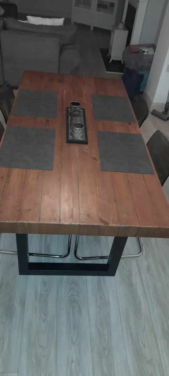 Dining table - Image 1