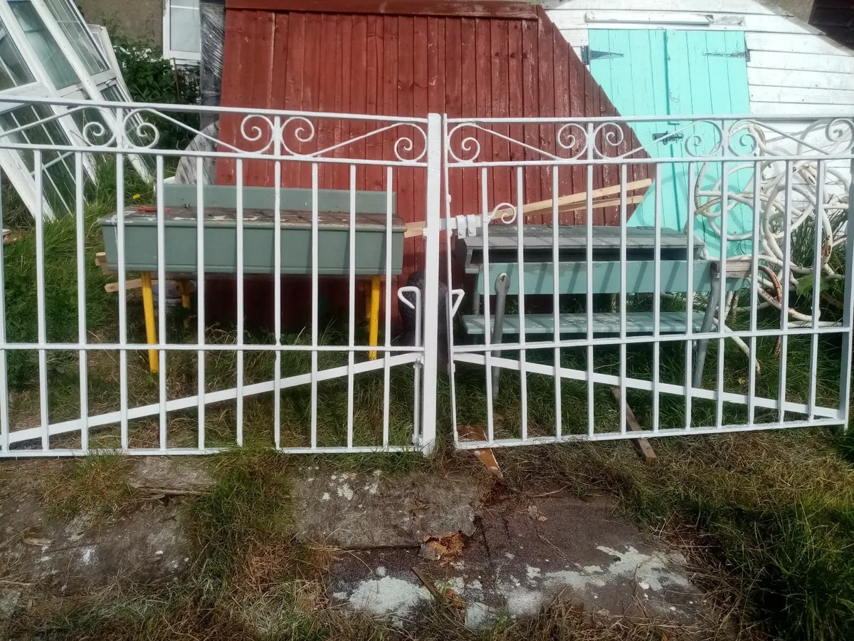 Antique Cast Iron Gate's. - Image 1
