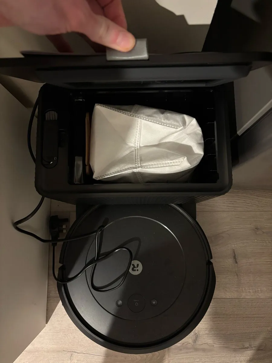 Roomba Combo Hoover and Mop - Image 3