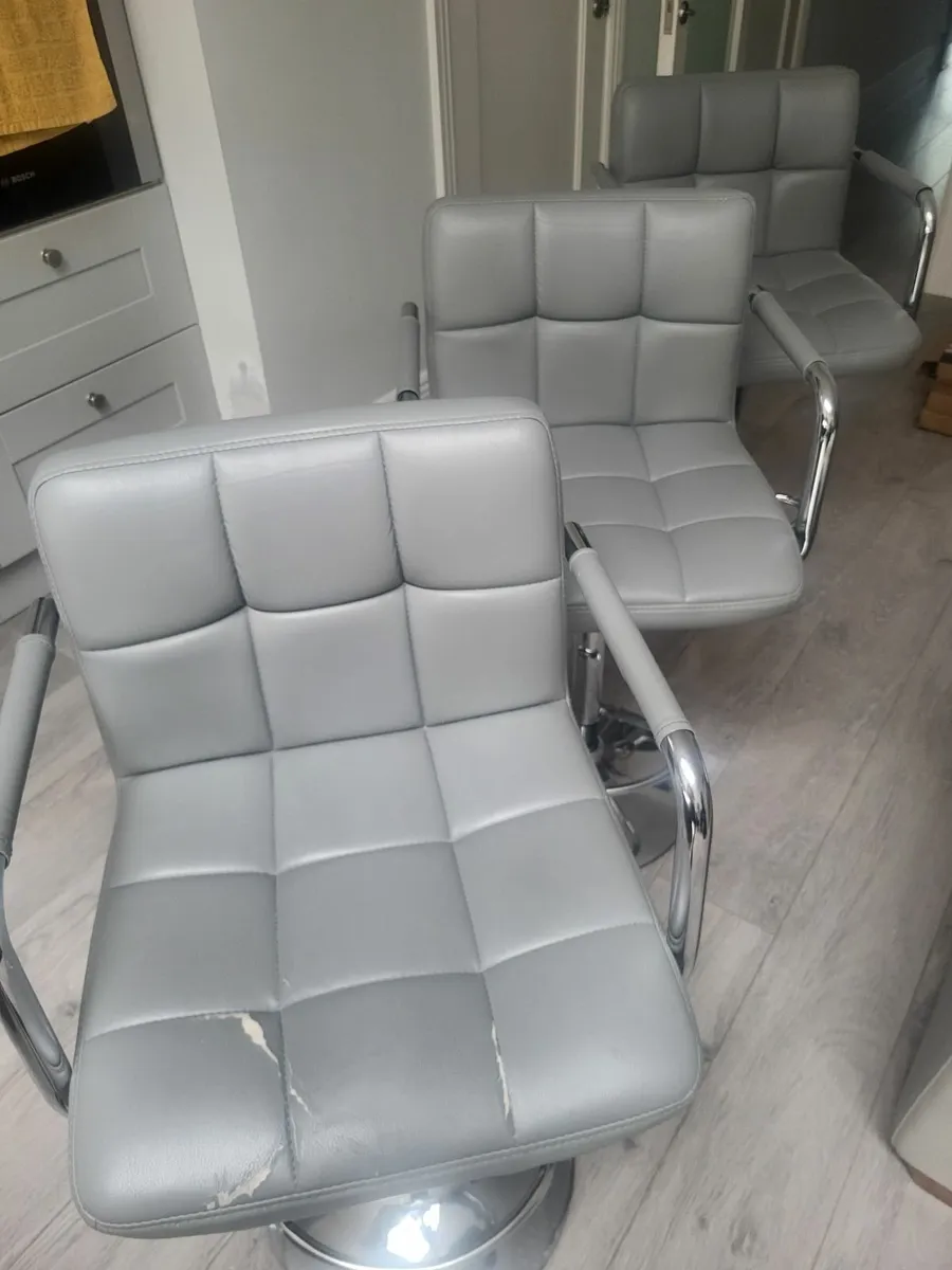 3 Swivel chairs. - Image 1
