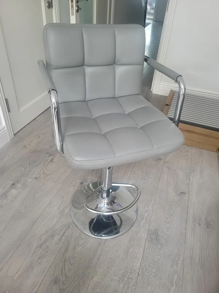 3 Swivel chairs. - Image 2