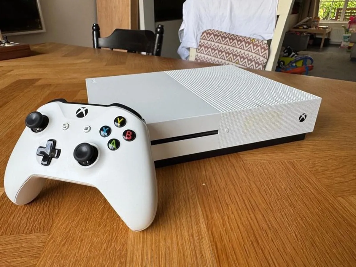 Xbox One S plus 2 controllers - Image 1