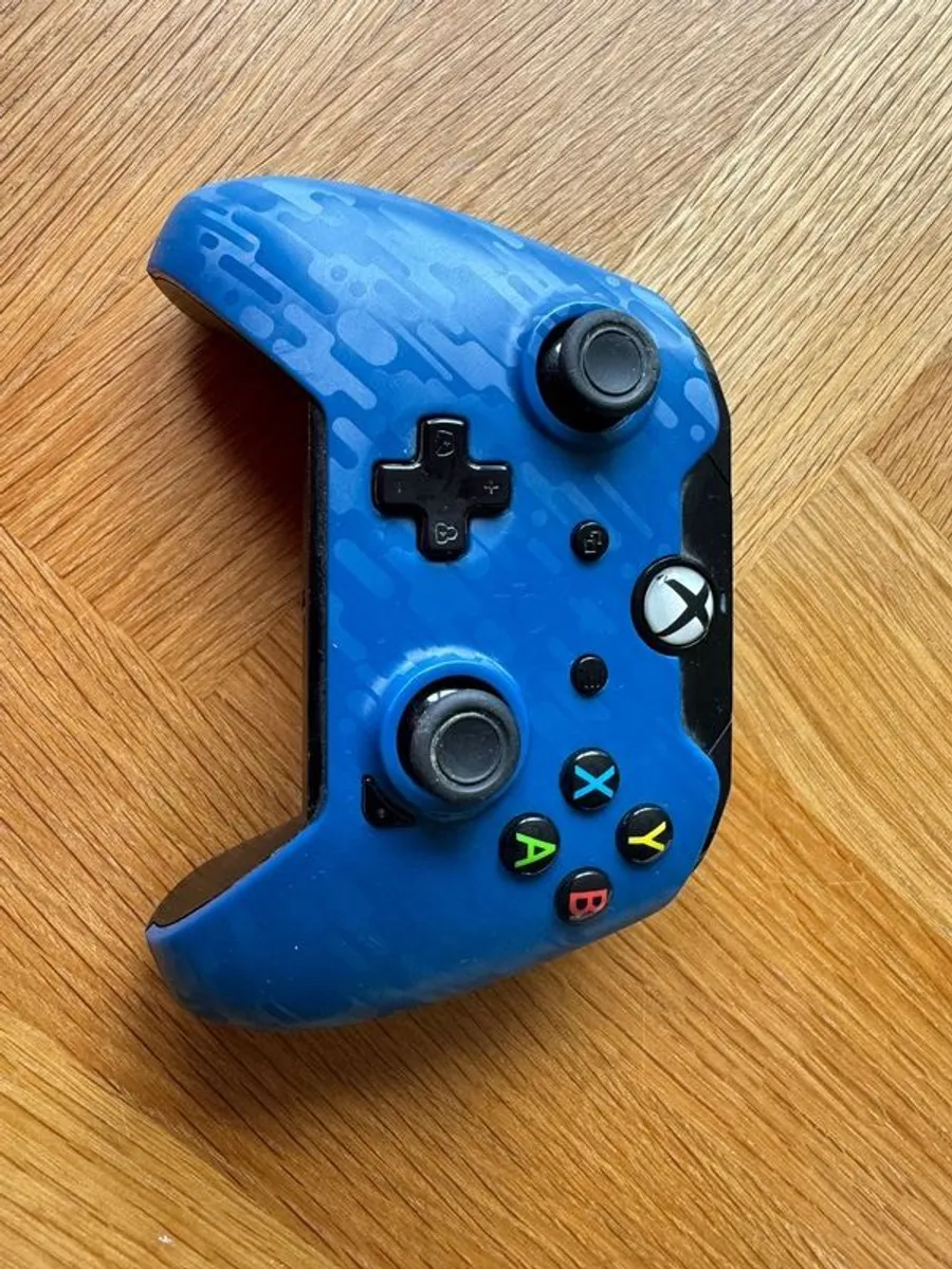 Xbox One S plus 2 controllers - Image 2