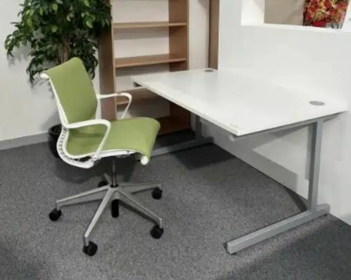 1400 X 800 White Desk - Image 1