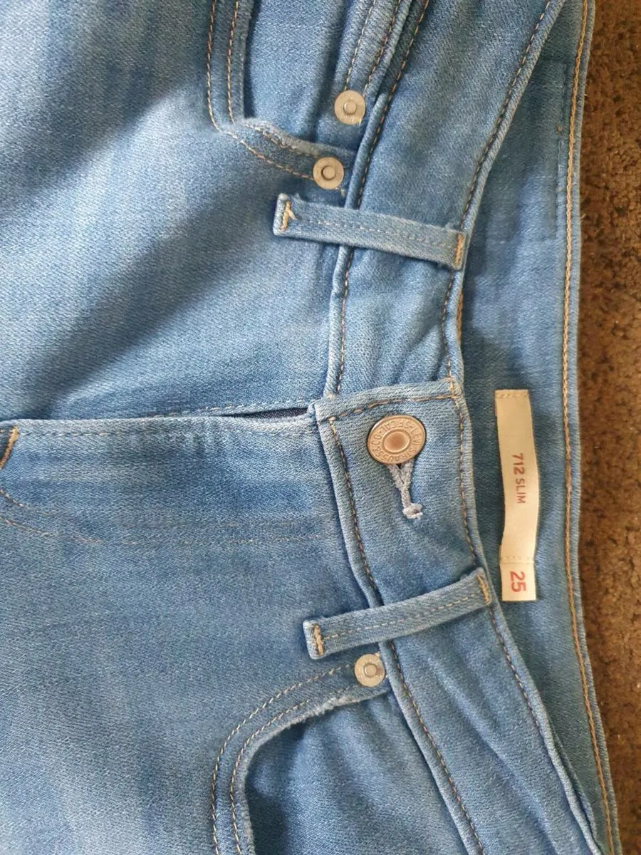Womens Levi jeans - Image 3