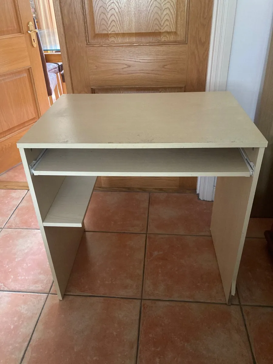 Small desk - Image 1