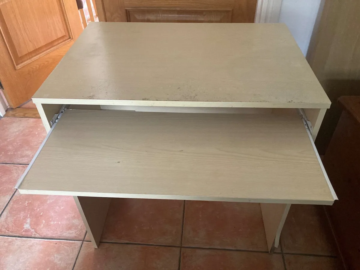 Small desk - Image 2